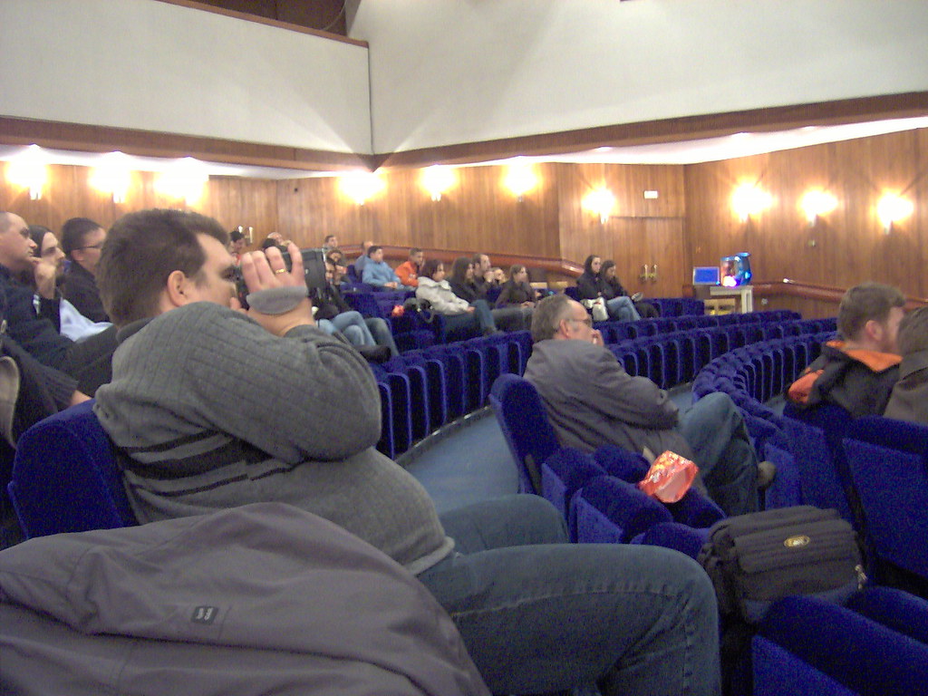 Publika — široki pogled na salu