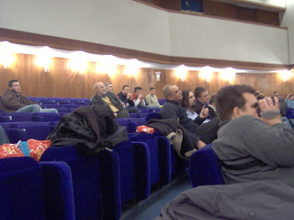 Publika u sali pozorišta